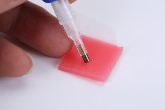 apply wax on the diamond painting pen