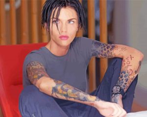 Model Ruby Rose Diamond Painting